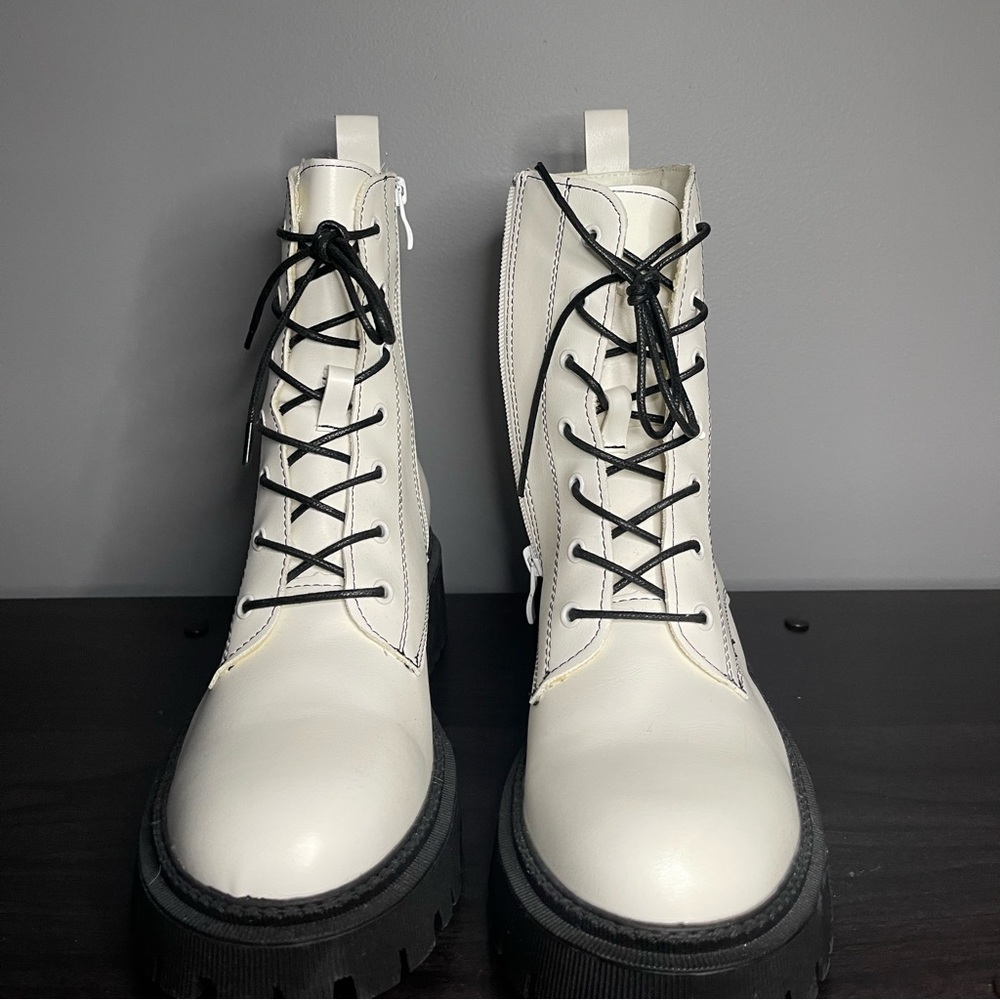 Nasty Gal - White Boots with black laces. EU size 41. UK size 8. US size 10